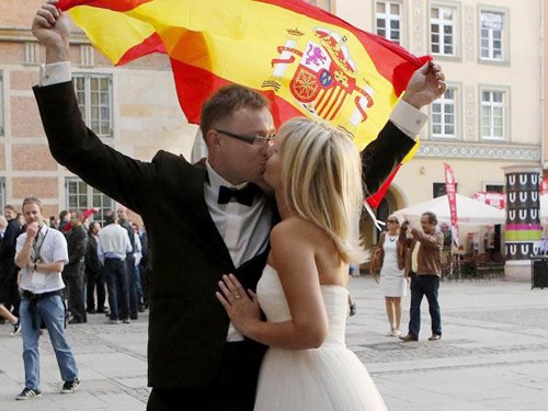 Nụ hôn của hai CĐV Tây Ban Nha